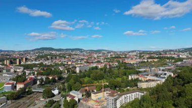 Güneşli yaz gününde Oslo 'nun doğusunda. Norveç. Hava Aracı Atışı. Yan ve Yukarı Giden Taraflar