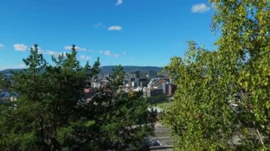 Oslo Şehir Merkezi, Norveç Yazın Güneşli Günü. Hava Aracı Atışı. Ağaçlar arasında yavaşça ilerliyorum. Açılış Çekimi Kuruluyor