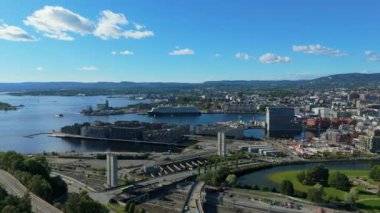 Oslo Şehir Merkezi, Norveç Yazın Güneşli Günü. Hava Aracı Atışı. Yan ve Yukarı Giden Taraflar