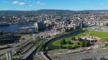 Oslo Şehir Merkezi, Norveç Yazın Güneşli Günü. Hava Aracı Atışı. İlerleyin, ilerleyin. Görüntü Görüntüsü