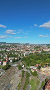 Güneşli yaz gününde Oslo 'nun doğusunda. Norveç. Hava Aracı Atışı. Yanlamasına hareket ediyor. Dikey Video