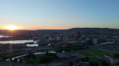 Oslo Şehir Merkezi, Norveç Yazın Sunset 'te. Hava Aracı Atışı. Yörüngede