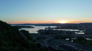 Oslo Şehir Merkezi, Norveç Yazın Sunset 'te. Hava Aracı Atışı. İleri ve Yukarı Gidiyor