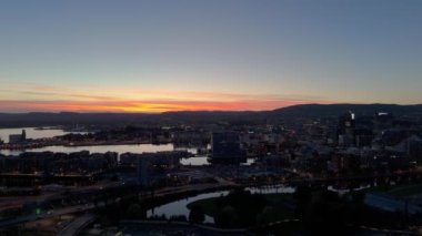 Oslo Şehir Merkezi, Norveç Yazın Akşam Alacakaranlığı. Mavi Saat. Hava Aracı Atışı. İleri ve Yukarı Gidiyor