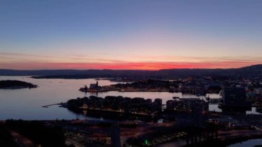 Oslo Şehir Merkezi ve Oslo Fjord, Norveç Yazın Akşam Alacakaranlığı. Mavi Saat. Hava Aracı Atışı. İleri ve Yukarı Gidiyor