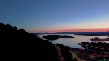 Akşam Alacakaranlığı 'nda Oslo Fjord, Adaları ve Oslo Şehri' nde. Mavi Saat. Hava Aracı Atışı. Yan ve Yukarı Giden Taraflar