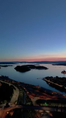 Akşam Alacakaranlığı 'nda Oslo Fjord, Adaları ve Oslo Şehri' nde. Mavi Saat. Hava Aracı Atışı. Yanlamasına hareket ediyor. Dikey Video