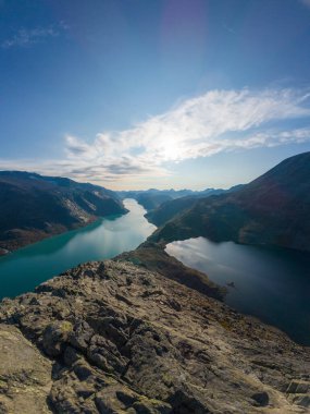 Güneşli yaz gününde Jotunheimen Ulusal Parkı 'nda Bessegen Sırtı Yürüyüşü. Norveç.