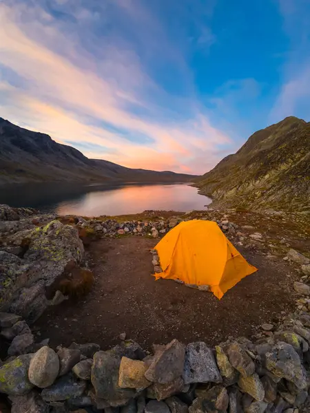 Sunset 'te Turuncu Çadır, Göl ve Dağlar. Jotunheimen Ulusal Parkı 'nda Vahşi Kamp. Norveç.