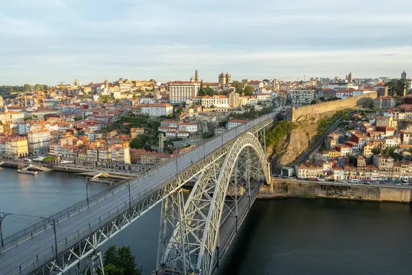 Porto Şehri, Douro Nehri ve Dom Luis Köprüsü. Turist bakış açısı Miradouro da Serra do Pilar. Portekiz