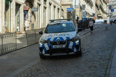 PORTO, PORTUGAL - 20 EYLÜL 2024: Şehir merkezinde Polis Arabası.