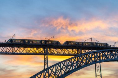 Porto City ve Dom Luis Bridge I Sunset 'te Tram ile. Renkli Gökyüzü. Portekiz