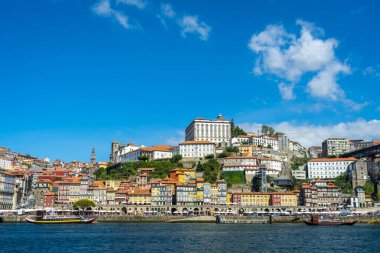Porto Şehri, Douro Nehri, güneşli bir günde. Piskoposluk Sarayı ve Tarih Merkezi. Portekiz
