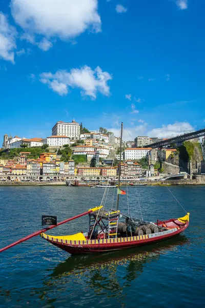 Porto Şehri ve Douro Nehri 'nde Port Wine Barrels' lı geleneksel tekne. Porto, Vila Nova de Gaia, Portekiz