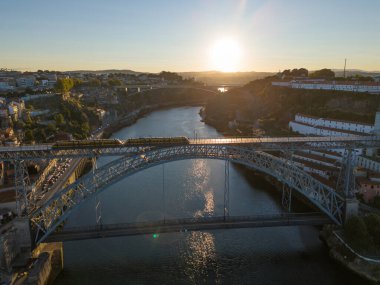 Porto Şehri, Douro Nehri ve Dom Luis Köprüsü I Sunrise 'da Tram ile. Hava görüntüsü. Portekiz