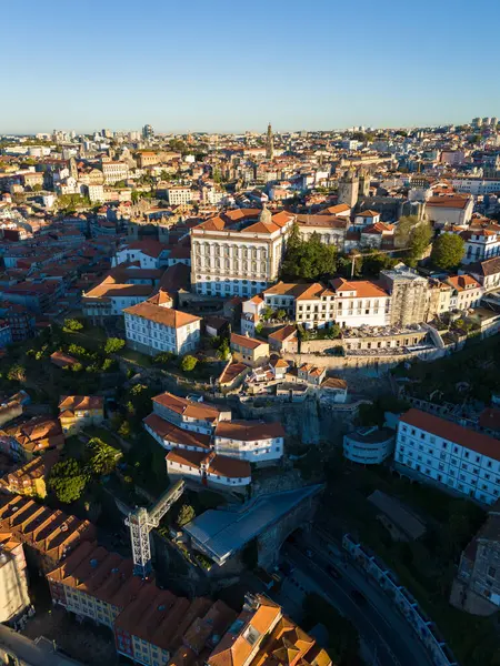 Güneşli bir günde Porto Şehri. Piskoposluk Sarayı. Hava görüntüsü. Portekiz