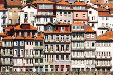 Porto Ribeira 'nın Evleri, Geleneksel Cepheler. Portekiz 'in Porto şehrinde Kırmızı Çatı Döşemeleri olan Eski Binalar
