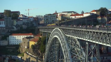 PORTO, PORTUGAL - 17 Eylül 2024: Porto Şehri, Douro Nehri ve I. Dom Luis Köprüsü tramvayla. Turist Bakış Açısı Miradouro do Jardim do Morro