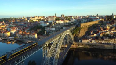 Porto Şehri, Douro Nehri ve Dom Luis Köprüsü Sabah Tramvaylarıyla. Turist bakış açısı Miradouro da Serra do Pilar. Portekiz