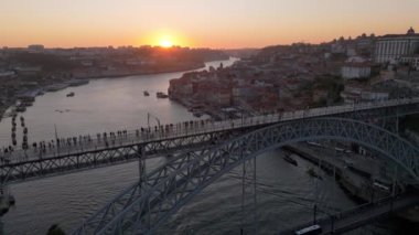 Porto Şehri, Douro Nehri ve Sunset 'te Dom Luis Köprüsü I. Portekiz. Altın Saat. Hava Aracı Atışı. Geriye ve Yukarı Taşıma