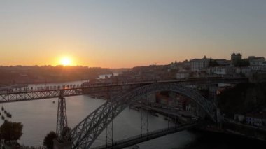 Porto Şehri, Douro Nehri ve Dom Luis Köprüsü I Sunset 'te tramvaylarla. Portekiz. Hava Aracı Atışı. İleri ve Yukarı Gidiyor