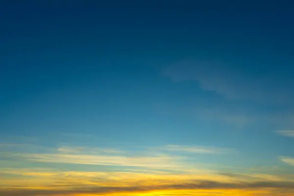 Günbatımında Renkli Cirrus Bulutları olan Mavi Gökyüzü. Soyut Doku Arkaplanı.