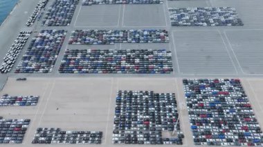 Port 'taki Büyük Boş Otoparktaki Yeni Arabalar Dağıtıma Hazır. İhracat ve ithalat için Liman Araba Deposu. Otomotiv endüstrisi. Setubal, Portekiz. Hava görüntüsü. İleriye Taşınma