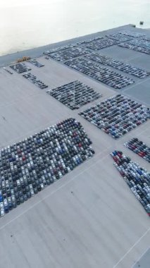 Port 'taki Büyük Boş Otoparktaki Yeni Arabalar Dağıtıma ve Dağıtıma Hazır ve Dağıtıma Hazır. Otomobil Endüstrisi. Setubal, Portekiz. Hava görüntüsü. İleri, aşağı doğru hareket edin. Dikey Video