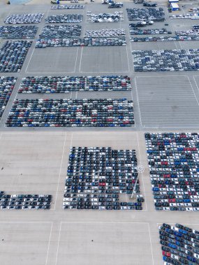 Port 'taki Büyük Boş Otoparktaki Yeni Arabalar Dağıtıma Hazır. İhracat ve ithalat için Liman Araba Deposu. Otomotiv endüstrisi. Setubal, Portekiz. Hava Görünümü