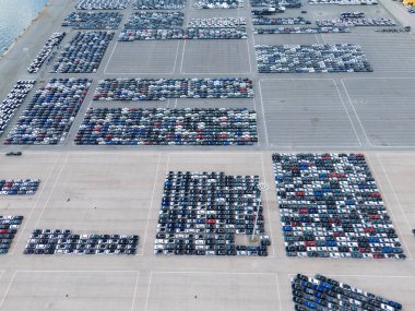 Port 'taki Büyük Boş Otoparktaki Yeni Arabalar Dağıtıma Hazır. İhracat ve ithalat için Liman Araba Deposu. Otomobil Endüstrisi. Setubal, Portekiz. Hava Görünümü