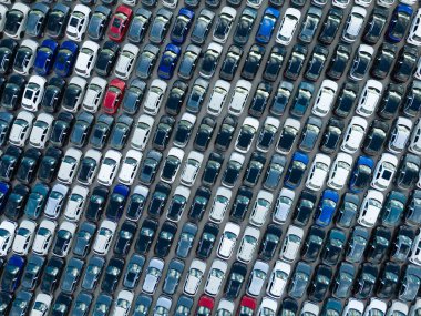 Port 'taki büyük otoparkta dağıtıma hazır yeni arabalar var. Otomobil Endüstrisi. Yukarıdan Yukarıdan Aşağıya Hava Aracı Görüntüsü