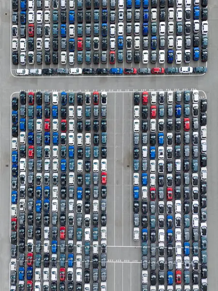 Port 'ta büyük otoparktaki yeni arabalar dağıtıma hazır. Nakliye için liman araç deposu. Otomotiv endüstrisi. Setubal, Portekiz. Yukarıdan Yukarıdan Aşağıya Hava Aracı Görüntüsü.