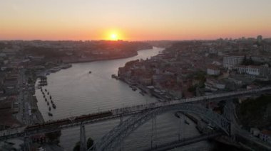 Porto Şehri, Douro Nehri ve Dom Luis Köprüsü I Sunset 'te Tram ile. Portekiz. Hava Aracı Atışı. İleri, Aşağı Eğil