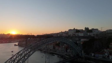 Porto Şehri, Douro Nehri ve Dom Luis Köprüsü I Sunset 'te Tram ile. Portekiz. Hava Aracı Atışı. Yukarı ve Aşağı Taşıma
