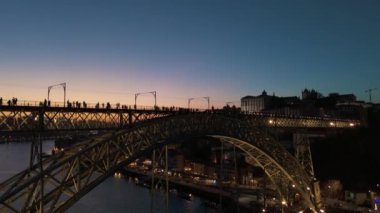 Porto Şehri, Douro Nehri ve Dom Luis Köprüsü. Akşam Alacakaranlığı 'nda. Mavi Saat. Portekiz. Hava Aracı Atışı. Yukarı ve Aşağı Taşıma