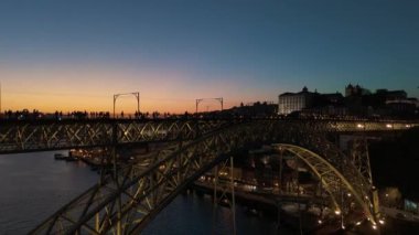 Porto Şehri, Douro Nehri ve Dom Luis Köprüsü I ile Akşam Alacakaranlığı Tramvayı. Mavi Saat. Portekiz. Hava Aracı Atışı. Yukarı ve Aşağı Taşıma