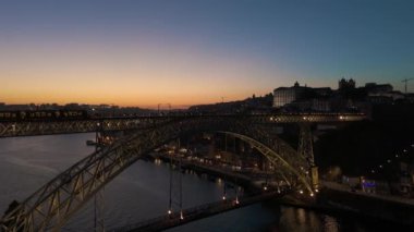 Porto Şehri, Douro Nehri ve Dom Luis Köprüsü I ile Akşam Alacakaranlığı Tramvayı. Mavi Saat. Portekiz. Hava Aracı Atışı. İleri ve Yukarı Gidiyor