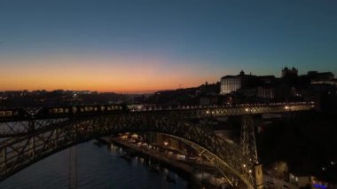 Aydınlatılmış Porto Şehri, Douro Nehri ve Dom Luis Köprüsü I ile Akşam Alacakaranlığı Tramvayı. Mavi Saat. Portekiz. Hava Aracı Atışı. Yörüngede, Eğil