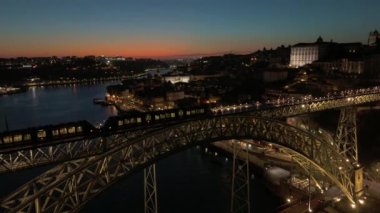 Porto Şehri 'ni, Douro Nehri' ni ve Dom Luis Köprüsü 'nü gece tramvayıyla aydınlattı. Mavi Saat. Portekiz. Hava Aracı Atışı. Aşağı Taşıma, Yukarı Eğim