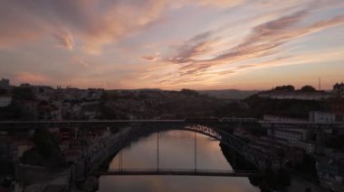 Porto Şehri, Douro Nehri ve Dom Luis Köprüsü I Sunrise 'da Tram ile. Portekiz. Renkli Gökyüzü. Hava Aracı Atışı. İleriye Taşınma