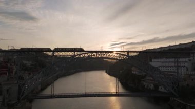 Porto Şehri, Douro Nehri ve Dom Luis Köprüsü I Sunrise 'da Tram ile. Portekiz. Altın Saat. Hava Aracı Atışı. İleri ve Yukarı Gidiyor