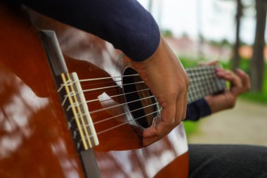 Green Park 'ta gitar çalmak. Gitar Vücut. Yakın çekim çekim.