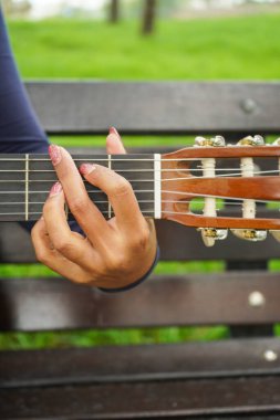 Green Park 'taki Kadın El ve Parmaklar Gitar Fretboard' unda. Yakın çekim çekim..