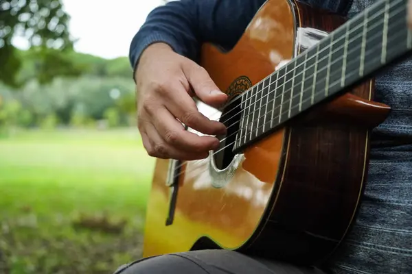 Yazın Green Park 'ta gitar çalan adam. Orta Çekim
