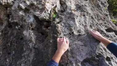 Kaya tırmanışı. Dağcı Kaya 'ya Tırmanıyor ve Kurşun Düştü. Birinci Nokta Manzarası. Yavaş Hareket