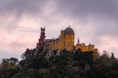 Sintra 'daki Pena Sarayı Bulutlu Gece' de. Portekiz.