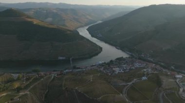 Douro Vadisi ve Sunset 'teki Douro Nehri. Yeşil Tepeler ve Dağlar. Portekiz. Hava Aracı Atışı. İlerleyin, ilerleyin. Görüntü Görüntüsü