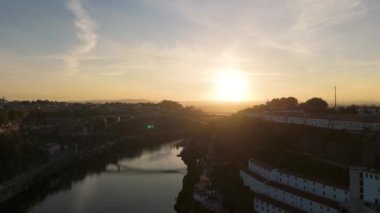 Gündoğumunda Porto Şehri ve Douro Nehri. Portekiz. Altın Saat. Hava Aracı Atışı. Yan Taraflar Taşınıyor