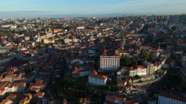 Sunny Morning 'de Porto Şehri. Piskoposluk Sarayı. Hava Aracı Atışı. Portekiz. Yörüngede. Çekim Kuruluyor