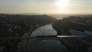 Porto Şehri, Douro Nehri ve Dom Luis Köprüsü I Sunrise 'da Tram ile. Portekiz. Altın Saat. Hava Aracı Atışı. İleri, Aşağı Eğil